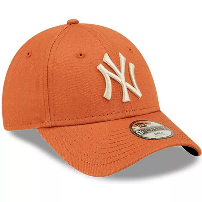 gorra-curva-naranja-ajustable-para-nino-con-logo-beige-9forty-league-essential-de-new-york-yankees-mlb-de-new-era