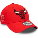 gorra-curva-roja-ajustable-9forty-team-side-patch-de-chicago-bulls-nba-de-new-era