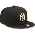 gorra-plana-negra-snapback-con-logo-beige-9fifty-league-essential-de-new-york-yankees-mlb-de-new-era