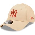 gorra-curva-beige-ajustable-con-logo-marron-9forty-league-essential-de-new-york-yankees-mlb-de-new-era
