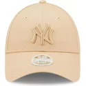 gorra-curva-beige-ajustable-para-mujer-con-logo-beige-9forty-league-essential-de-new-york-yankees-mlb-de-new-era