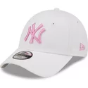 gorra-curva-blanca-ajustable-con-logo-rosa-para-nino-9forty-league-essential-de-new-york-yankees-mlb-de-new-era