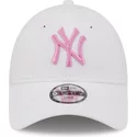 gorra-curva-blanca-ajustable-con-logo-rosa-para-nino-9forty-league-essential-de-new-york-yankees-mlb-de-new-era