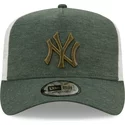 gorra-trucker-verde-con-logo-verde-a-frame-jersey-essential-de-new-york-yankees-mlb-de-new-era