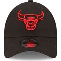 gorra-curva-negra-ajustable-con-logo-rojo-9forty-neon-outline-de-chicago-bulls-nba-de-new-era