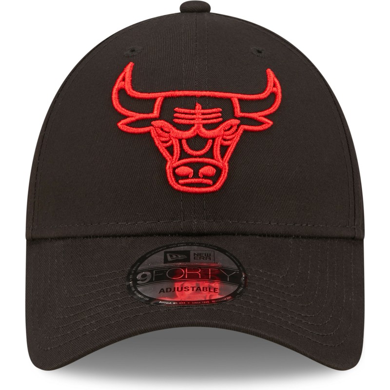 gorra-curva-negra-ajustable-con-logo-rojo-9forty-neon-outline-de-chicago-bulls-nba-de-new-era