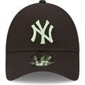 gorra-curva-negra-ajustable-con-logo-verde-9forty-league-essential-de-new-york-yankees-mlb-de-new-era