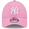 gorra-curva-rosa-ajustable-con-logo-blanco-9forty-league-essential-de-new-york-yankees-mlb-de-new-era