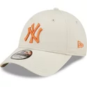 gorra-curva-beige-ajustable-con-logo-naranja-9forty-league-essential-de-new-york-yankees-mlb-de-new-era