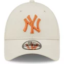 gorra-curva-beige-ajustable-con-logo-naranja-9forty-league-essential-de-new-york-yankees-mlb-de-new-era