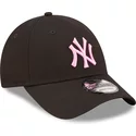 gorra-curva-negra-ajustable-con-logo-rosa-9forty-league-essential-de-new-york-yankees-mlb-de-new-era