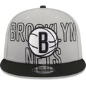 gorra-plana-gris-y-negra-snapback-9fifty-draft-edition-2023-de-brooklyn-nets-nba-de-new-era