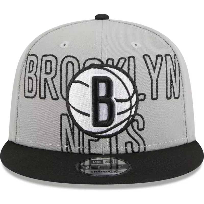 gorra-plana-gris-y-negra-snapback-9fifty-draft-edition-2023-de-brooklyn-nets-nba-de-new-era