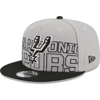 Gorra plana gris y negra snapback 9FIFTY Draft Edition 2023 de San Antonio Spurs NBA de New Era