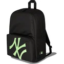 mochila-negra-con-logo-verde-multi-stadium-de-new-york-yankees-mlb-de-new-era