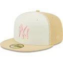 gorra-plana-beige-ajustada-con-logo-rosa-59fifty-seam-stitch-de-new-york-yankees-mlb-de-new-era