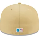 gorra-plana-beige-ajustada-con-logo-rosa-59fifty-seam-stitch-de-new-york-yankees-mlb-de-new-era