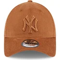 gorra-curva-marron-ajustable-con-logo-marron-9forty-cord-de-new-york-yankees-mlb-de-new-era