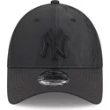 gorra-curva-negra-ajustable-con-logo-negro-9forty-multi-texture-de-new-york-yankees-mlb-de-new-era