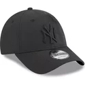 gorra-curva-negra-ajustable-con-logo-negro-9forty-multi-texture-de-new-york-yankees-mlb-de-new-era