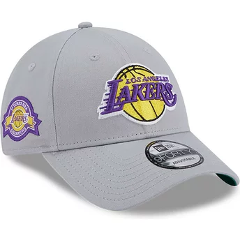 Gorra curva gris ajustable 9FORTY Team Side Patch de Los Angeles Lakers NBA de New Era