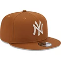 gorra-plana-marron-snapback-9fifty-league-essential-de-new-york-yankees-mlb-de-new-era