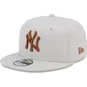gorra-plana-beige-snapback-con-logo-marron-9fifty-league-essential-de-new-york-yankees-mlb-de-new-era