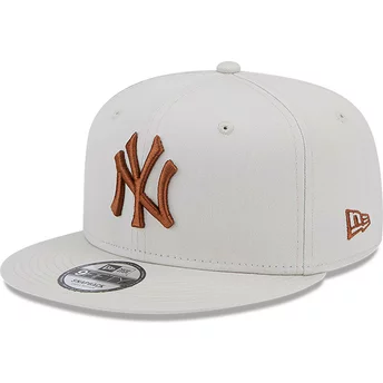 Gorra plana beige snapback con logo marrón 9FIFTY League Essential de New York Yankees MLB de New Era