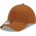 gorra-curva-marron-ajustada-con-logo-marron-39thirty-league-essential-de-new-york-yankees-mlb-de-new-era