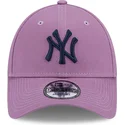 gorra-curva-violeta-ajustable-con-logo-azul-marino-9forty-league-essential-de-new-york-yankees-mlb-de-new-era