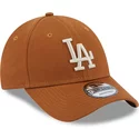 gorra-curva-marron-ajustable-con-logo-beige-9forty-league-essential-de-los-angeles-dodgers-mlb-de-new-era