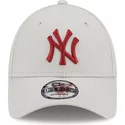gorra-curva-beige-ajustable-con-logo-rojo-9forty-league-essential-de-new-york-yankees-mlb-de-new-era
