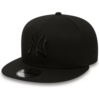 Gorra plana negra snapback 9FIFTY Black on Black de New York Yankees MLB de New Era