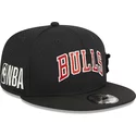 gorra-plana-negra-snapback-9fifty-post-up-pin-de-chicago-bulls-nba-de-new-era