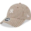 gorra-curva-marron-y-blanca-ajustable-para-mujer-9forty-houndstooth-de-new-york-yankees-mlb-de-new-era