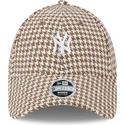 gorra-curva-marron-y-blanca-ajustable-para-mujer-9forty-houndstooth-de-new-york-yankees-mlb-de-new-era