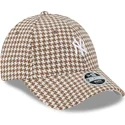 gorra-curva-marron-y-blanca-ajustable-para-mujer-9forty-houndstooth-de-new-york-yankees-mlb-de-new-era