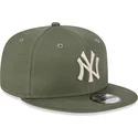 gorra-plana-verde-snapback-con-logo-beige-9fifty-league-essential-de-new-york-yankees-mlb-de-new-era