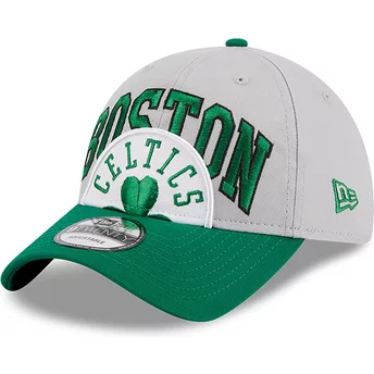 Gorra curva gris y verde ajustable 9TWENTY Tip Off 2023 de Boston Celtics NBA de New Era