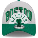 gorra-curva-gris-y-verde-ajustable-9twenty-tip-off-2023-de-boston-celtics-nba-de-new-era