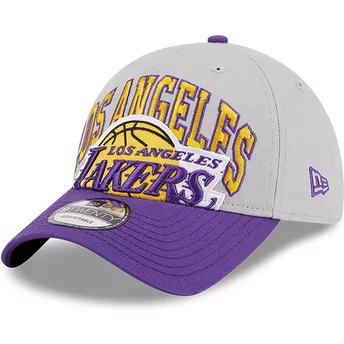 Gorra curva gris y violeta ajustable 9TWENTY Tip Off 2023 de Los Angeles Lakers NBA de New Era