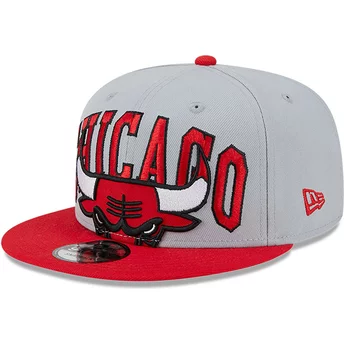 Gorra plana gris y roja snapback 9FIFTY Tip Off 2023 de Chicago Bulls NBA de New Era