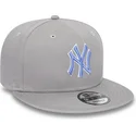 gorra-plana-gris-snapback-con-logo-azul-9fifty-outline-de-new-york-yankees-mlb-de-new-era