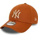 gorra-curva-marron-ajustable-con-logo-beige-9forty-league-essential-de-new-york-yankees-mlb-de-new-era
