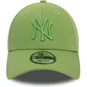 gorra-curva-verde-ajustable-con-logo-verde-9forty-league-essential-de-new-york-yankees-mlb-de-new-era