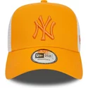 gorra-trucker-naranja-y-blanca-con-logo-naranja-a-frame-league-essential-de-new-york-yankees-mlb-de-new-era