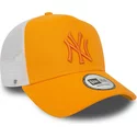 gorra-trucker-naranja-y-blanca-con-logo-naranja-a-frame-league-essential-de-new-york-yankees-mlb-de-new-era