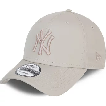 Gorra curva beige ajustable con logo beige 9FORTY League Essential Poly de New York Yankees MLB de New Era