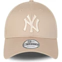 gorra-curva-beige-ajustable-con-logo-beige-9forty-league-essential-de-new-york-yankees-mlb-de-new-era