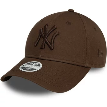 Gorra curva marrón oscuro ajustable con logo marrón oscuro para mujer 9FORTY League Essential de New York Yankees MLB de New Era
